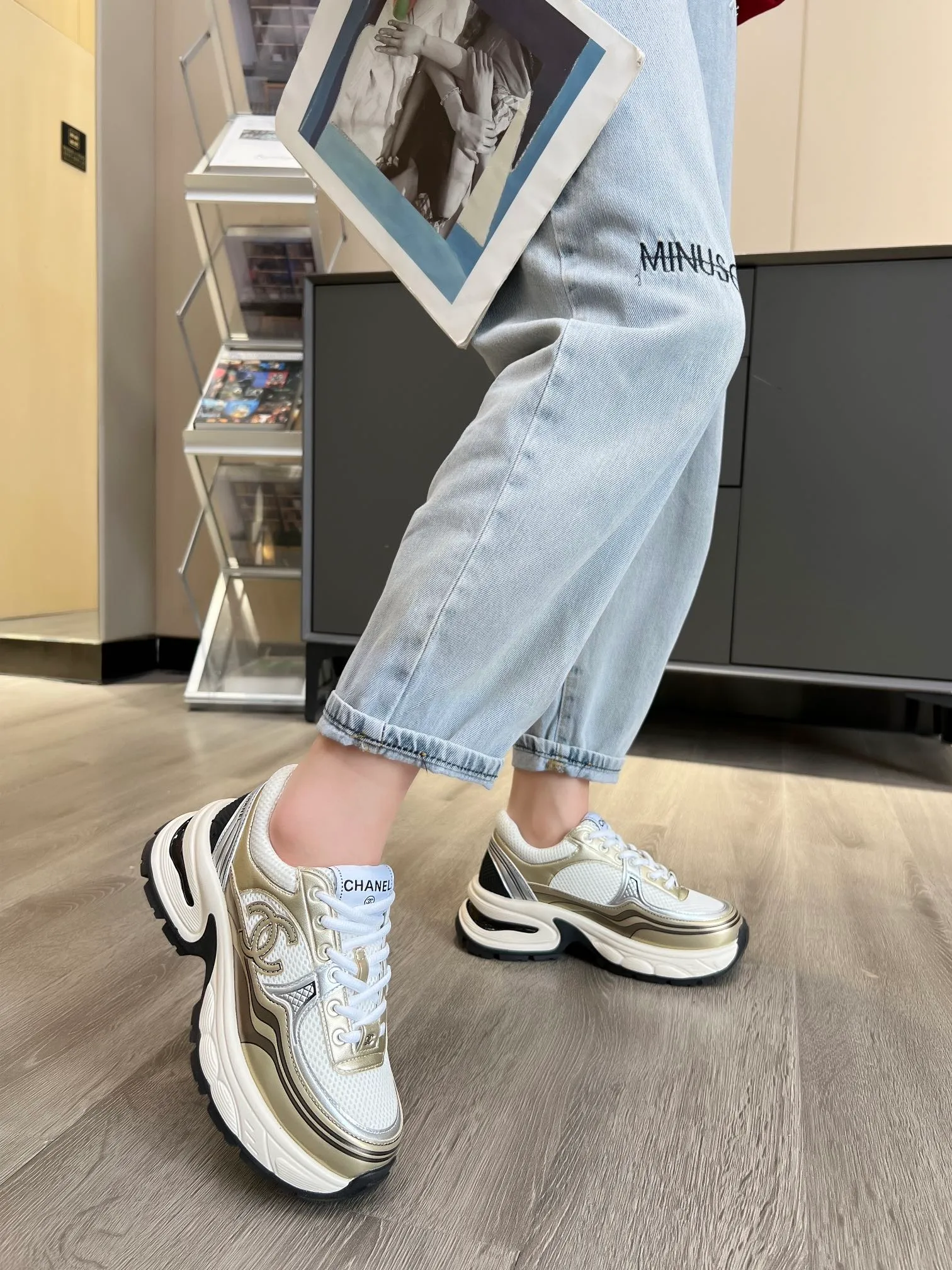 👟👟Ex-factory price 640👟👟 chanel Chanel early spring vacation series latest casual sports shoes silver white, gold white, silver gray, black and red! Incomparably beautiful and easy to wear, very light, the lining is also super soft, super comfortable, the upper is breathable, the color is high-end and durable, versatile. Upper: cowhide and cloth stitching. Inner: breathable mesh. Original foam combination outsole. Size: 35-40.
